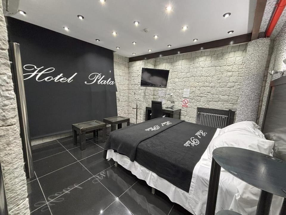 Bed, Natural landscape, TV and multimedia, Photo of the whole room, Seating area, Bedroom, City view, Mountain view, furniture, heating, wardrobe, air conditioner