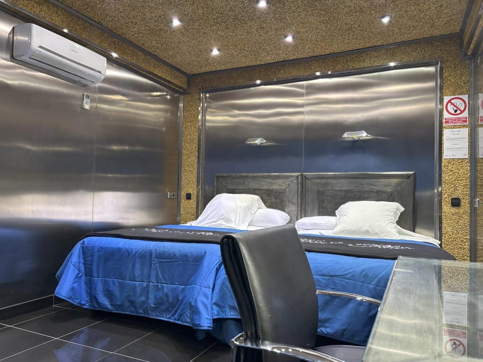 Bed, Photo of the whole room, Seating area, Bedroom, furniture, air conditioner