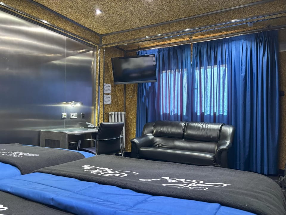 Bed, TV and multimedia, Photo of the whole room, Seating area, Bedroom, City view, furniture, heating