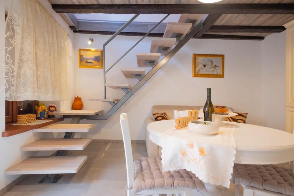 Food and drinks, Dining area, Food, Drinks, Alcoholic drinks