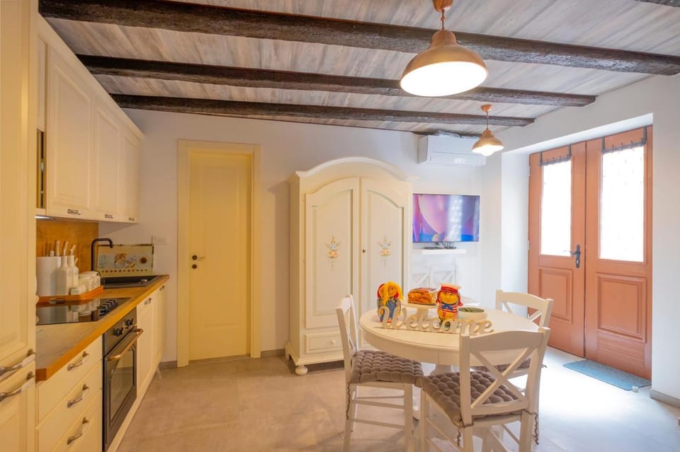 Seating area, Dining area, Communal kitchen