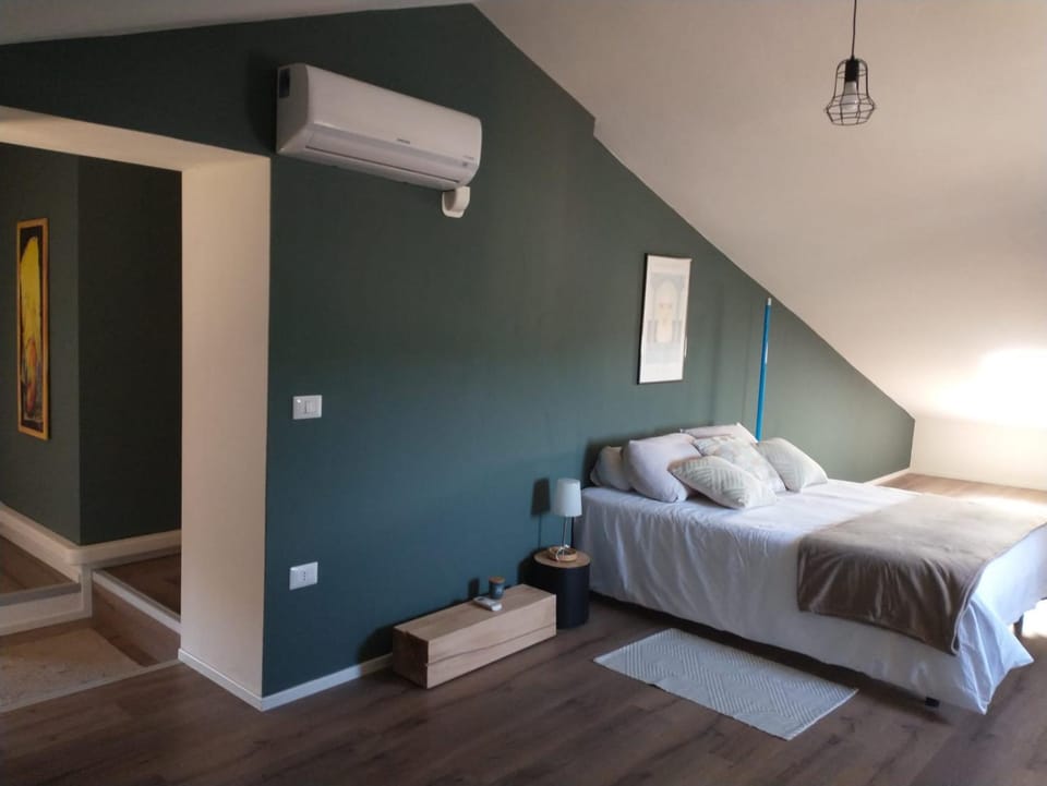 Bed, Photo of the whole room, Bedroom, air conditioner