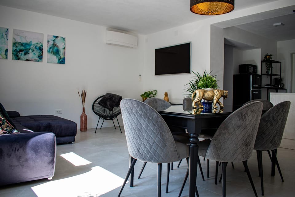 Living room, Dining area