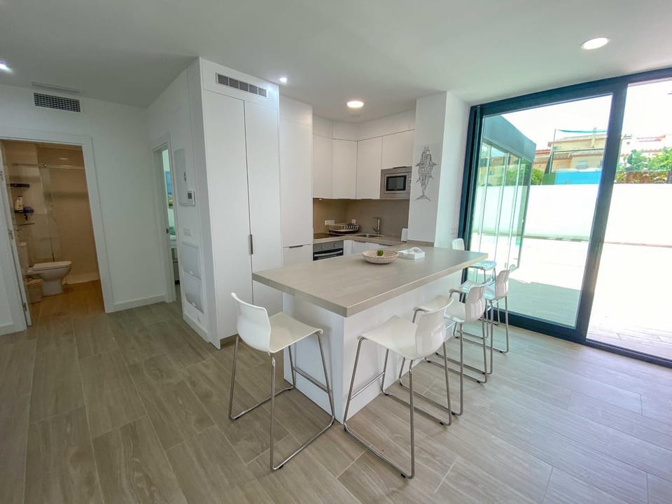 Kitchen or kitchenette, Dining area