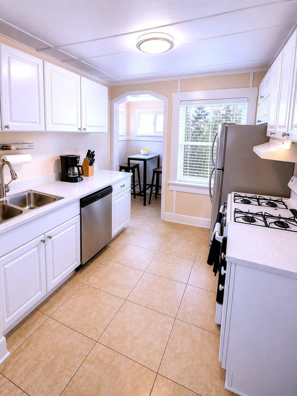 Coffee/tea facilities, Dining area, dishwasher, stove, kitchen