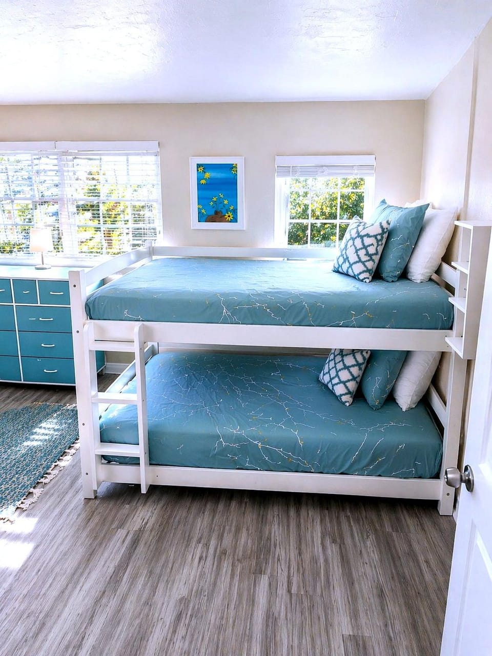 Photo of the whole room, Bedroom, bunk bed, Family, storage