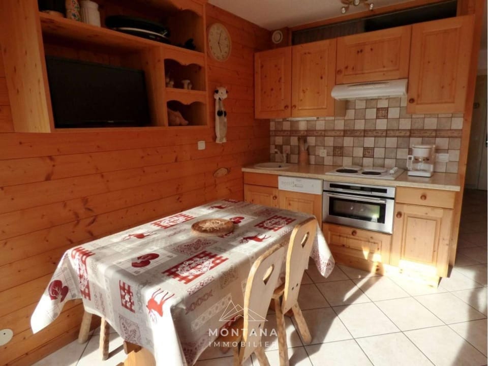 Studio rénové avec cabine - 26m² - 5 pers - Balcon exposé sud - Près skibus et remontées mécaniques - FR-1-458-125 Cabin in Le Grand-Bornand