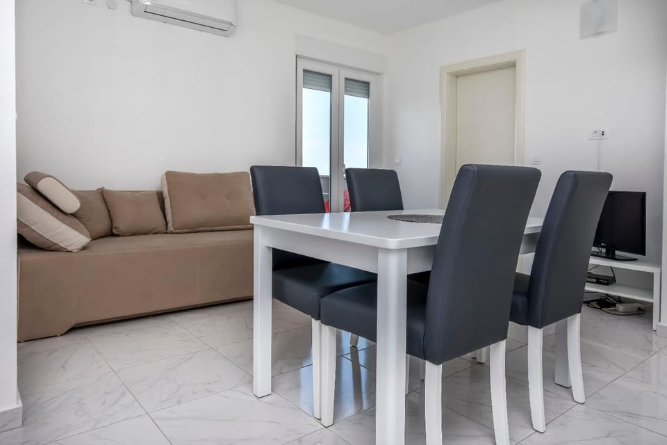 Living room, Seating area, Dining area, air conditioner