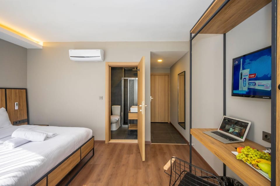 Bed, TV and multimedia, Photo of the whole room, Bedroom, towels, air conditioner