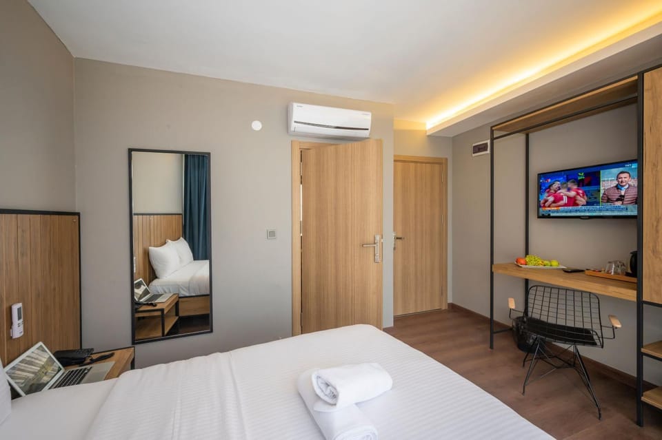 Bed, TV and multimedia, Photo of the whole room, Bedroom, towels, wardrobe, air conditioner