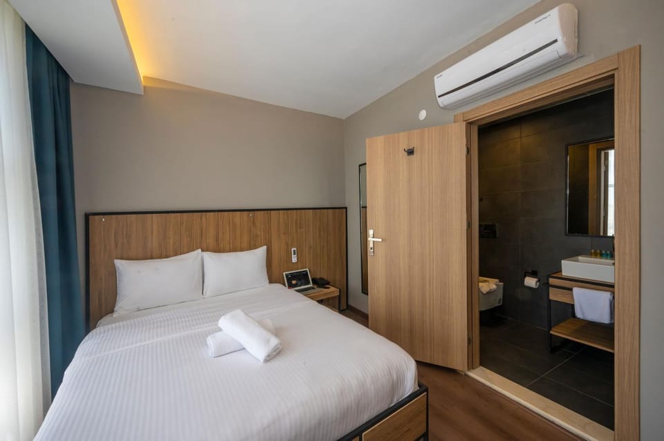 Bed, Photo of the whole room, Bedroom, air conditioner