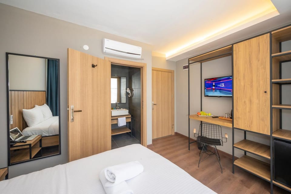 Bed, TV and multimedia, Photo of the whole room, Bedroom, towels, wardrobe, air conditioner