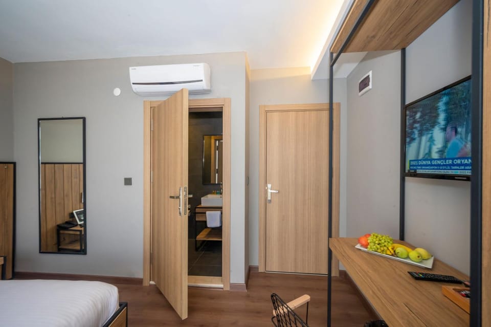 Bed, TV and multimedia, Living room, Food and drinks, Photo of the whole room, Seating area, Bedroom, wardrobe