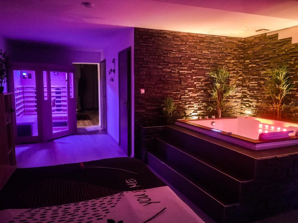 Hot Tub, Sauna, Photo of the whole room, Bedroom