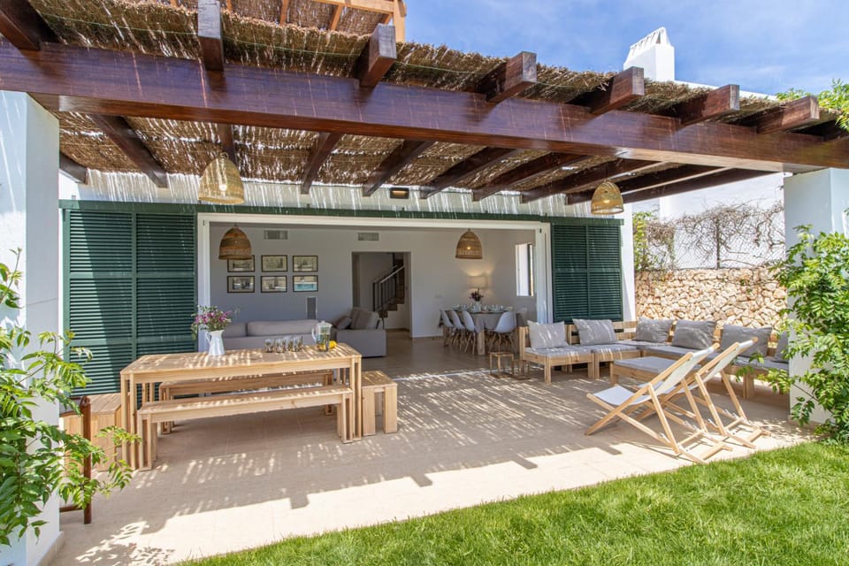 Property building, Patio, Spring, Day, Garden, View (from property/room), Balcony/Terrace, Seating area, Dining area, Garden view, sunbed