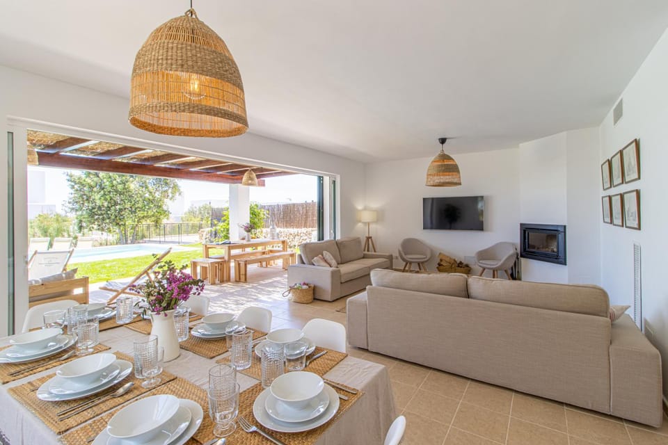 TV and multimedia, Living room, Seating area, Dining area