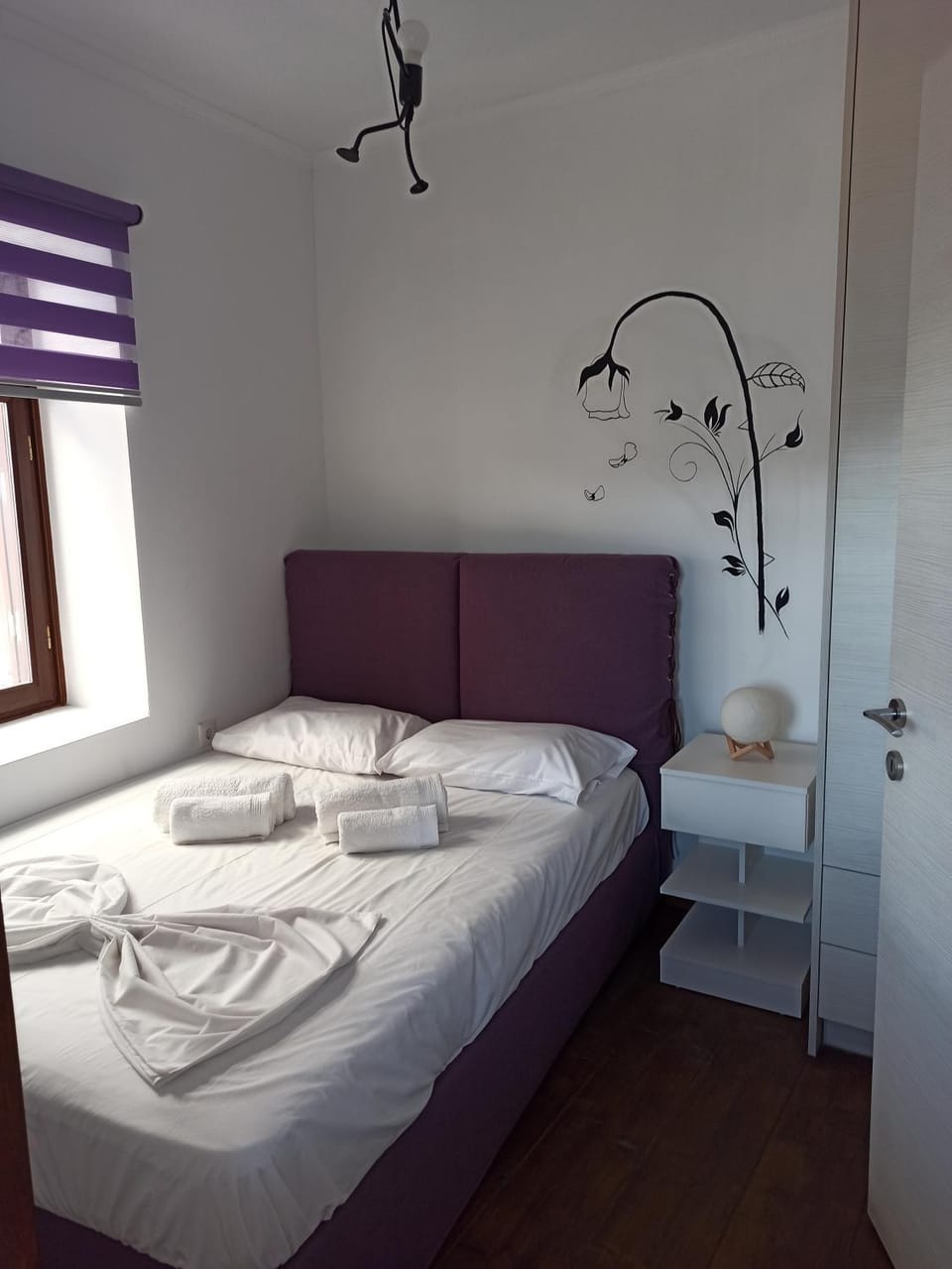 Photo of the whole room, Bedroom