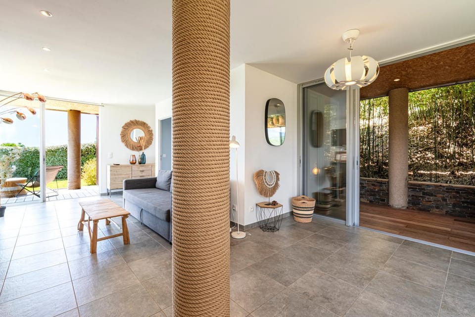 Patio, Living room