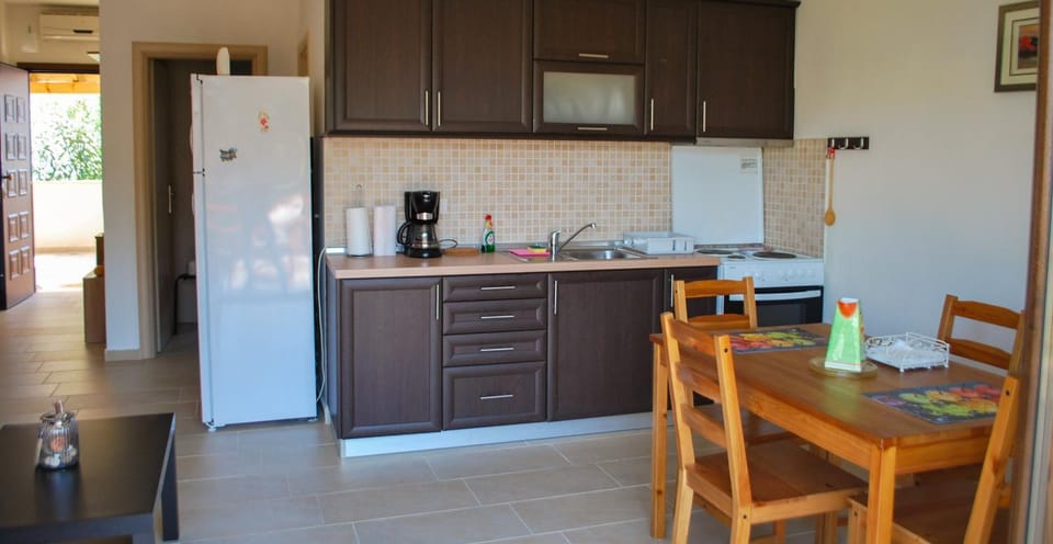 Dining area, oven, stove