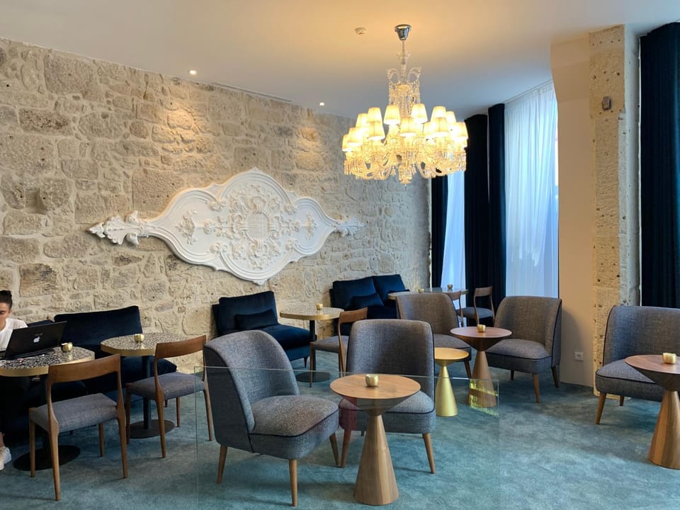 Restaurant/places to eat, Living room, Lounge or bar, Seating area