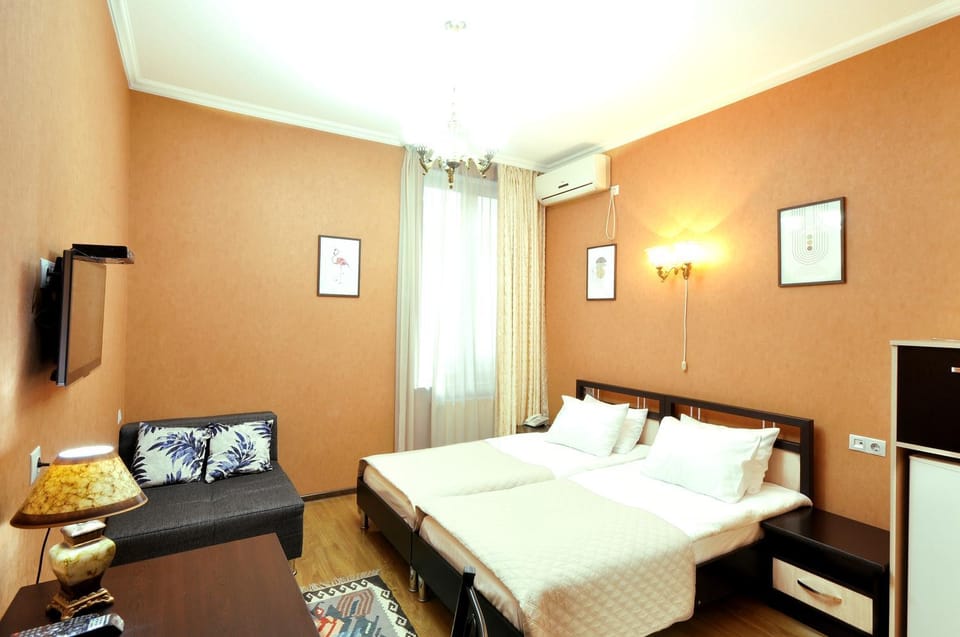 Bed, TV and multimedia, Photo of the whole room, air conditioner