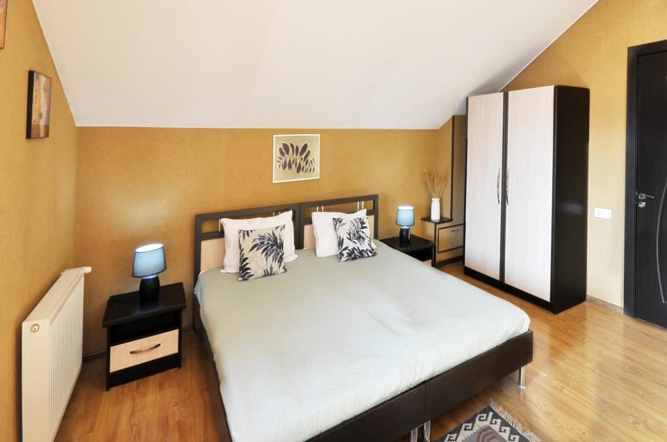 Bed, Photo of the whole room, wardrobe