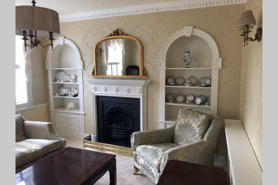 Luxury 2 bed Georgian Townhouse, Old Portsmouth Villa in Portsmouth