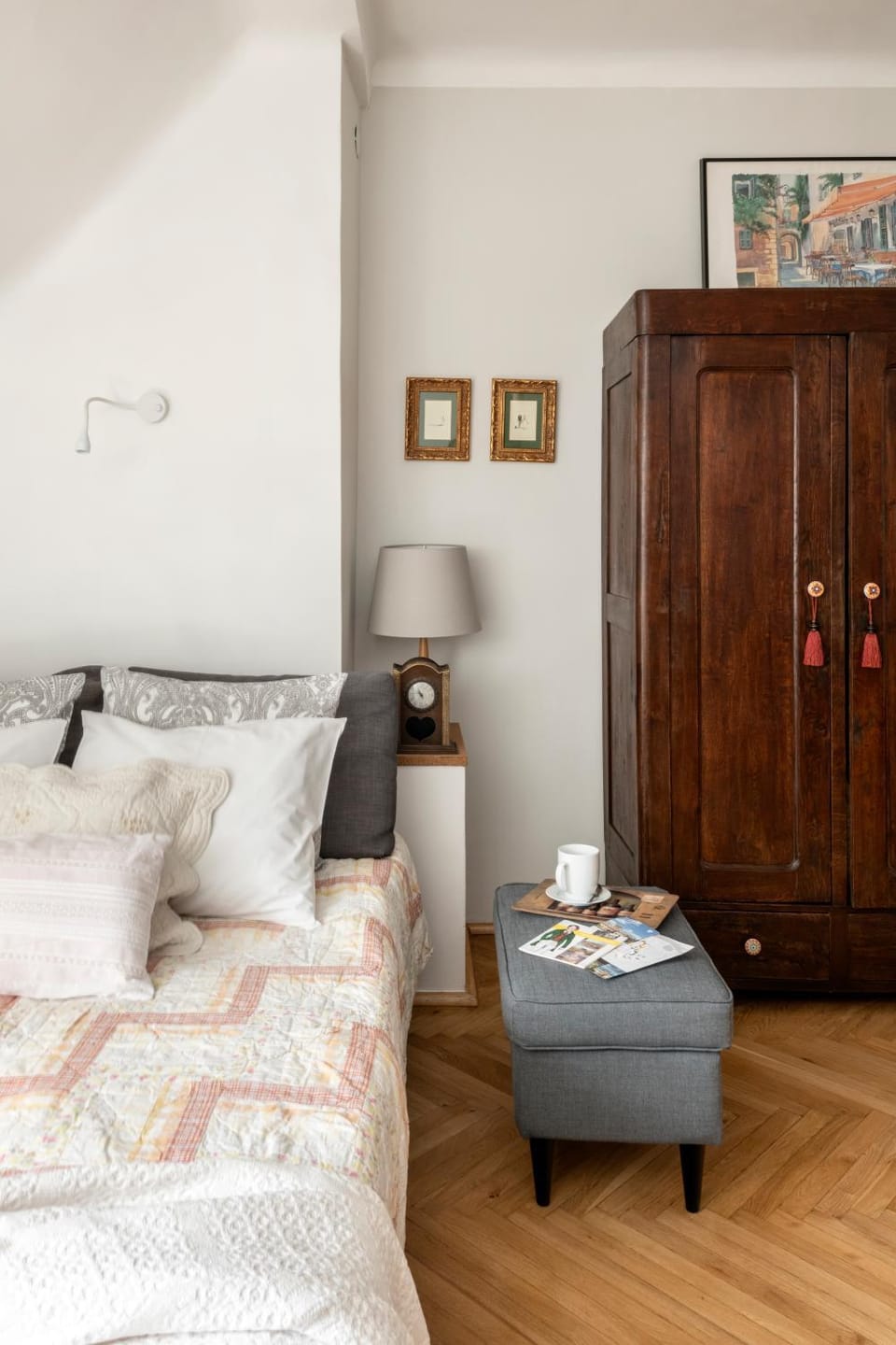 Bed, Living room