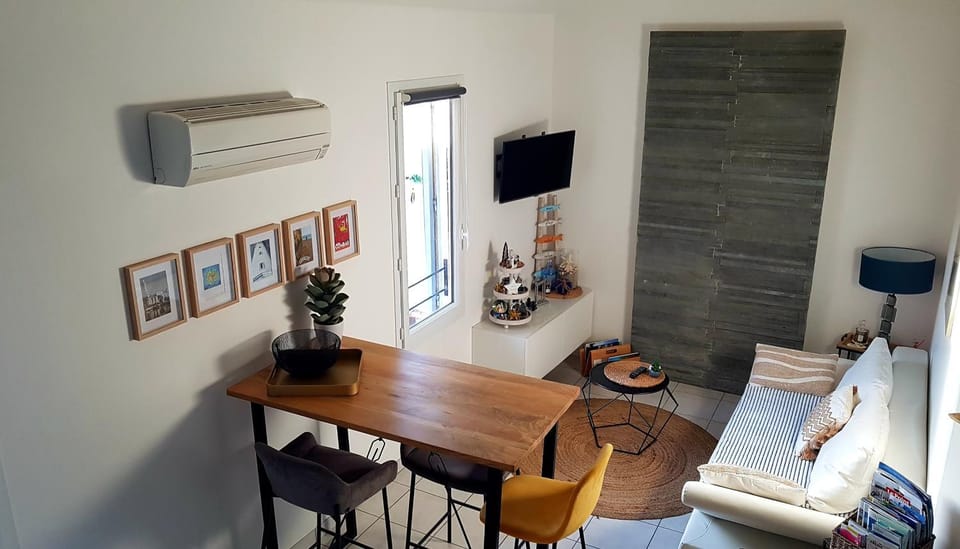 TV and multimedia, Photo of the whole room, Seating area, air conditioner