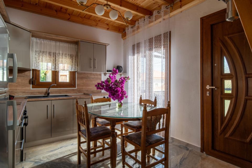 Kitchen or kitchenette, Dining area, stove, washing machine