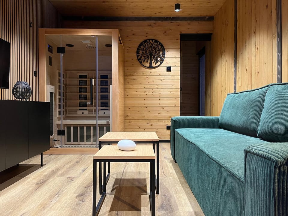 TV and multimedia, Living room, Seating area, Bedroom