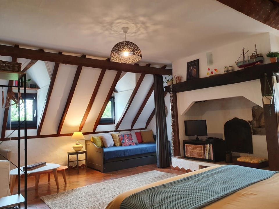 Bed, Living room, Bedroom