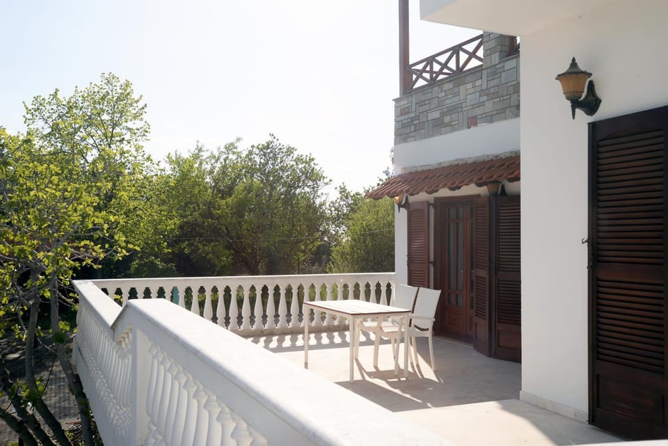 Property building, Patio, Balcony/Terrace