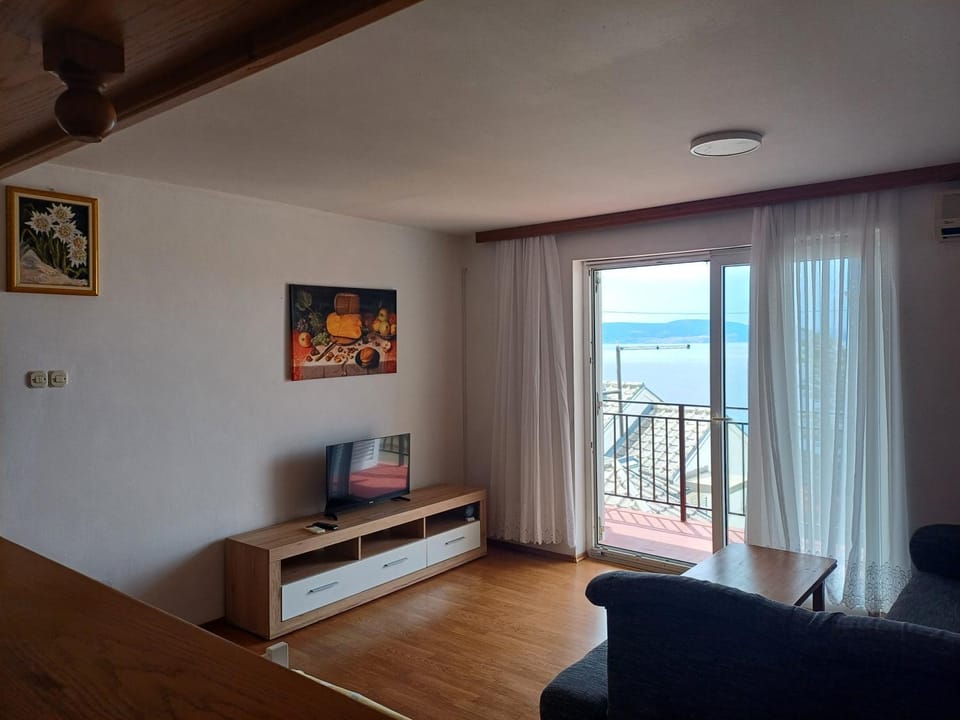 Communal lounge/ TV room, Bed, TV and multimedia, View (from property/room), Balcony/Terrace, Living room, Seating area, Sea view