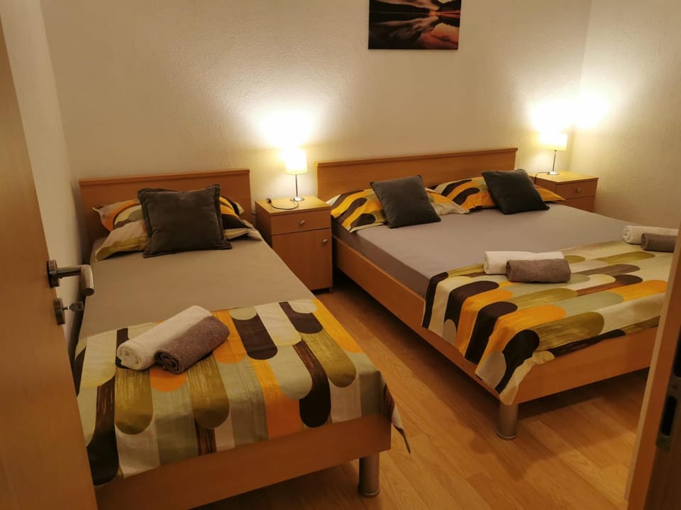 Apartment Nikola Bed and Breakfast in Okrug Gornji