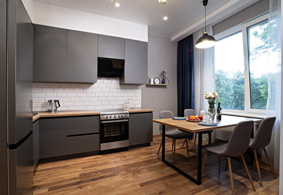 Kitchen or kitchenette, Dining area