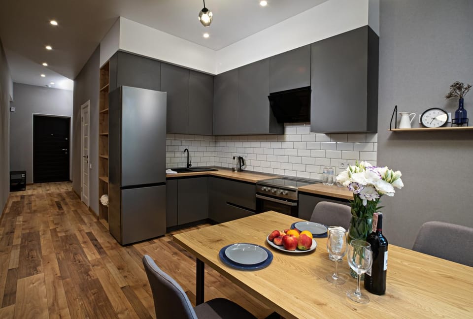 Kitchen or kitchenette, Dining area