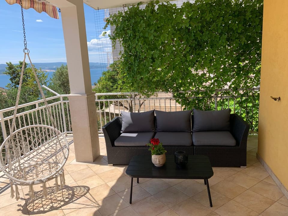 Omiš Relaxing Sea Lounge Apartment in Split-Dalmatia County