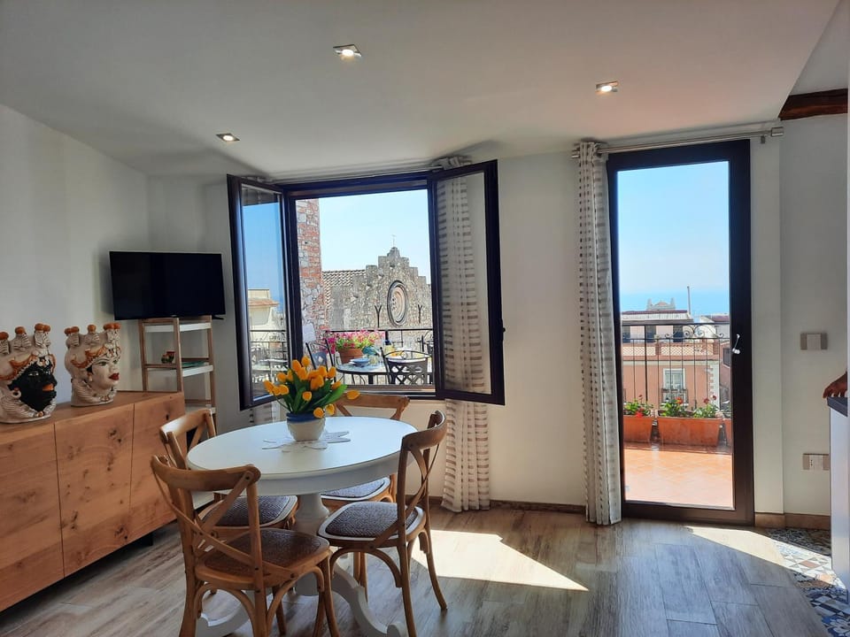 Living room, Seating area, Dining area, City view, Street view