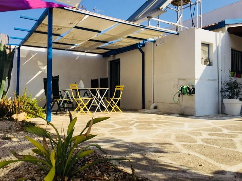 Artist Cottage in Dromolaxia Apartment in Larnaca District