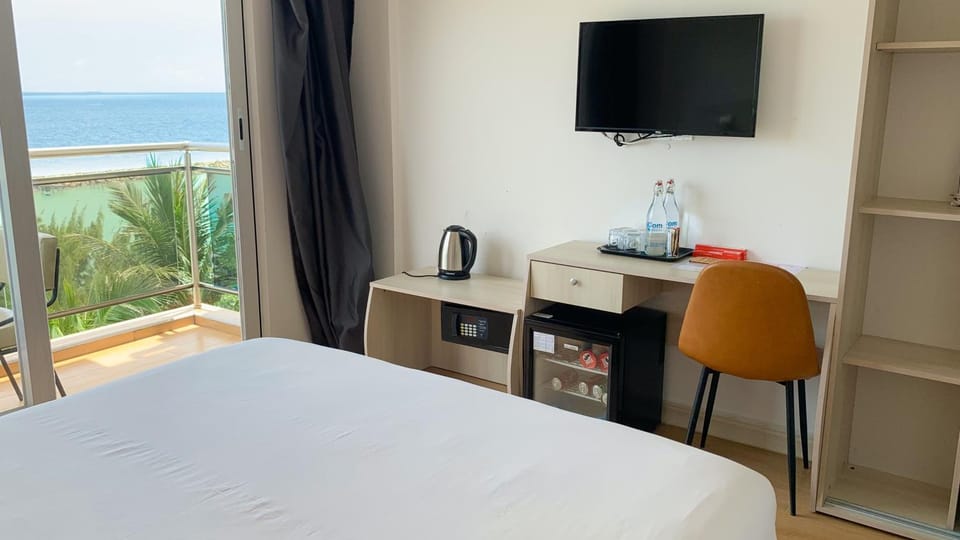 Bed, TV and multimedia, Sea view