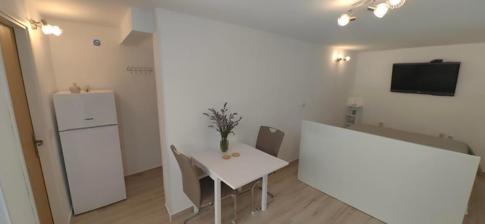 Bed, Dining area