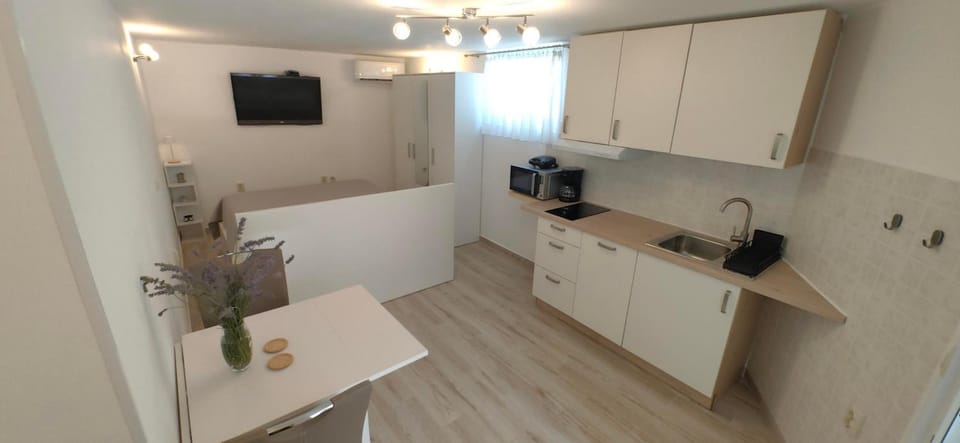 Dining area, kitchen