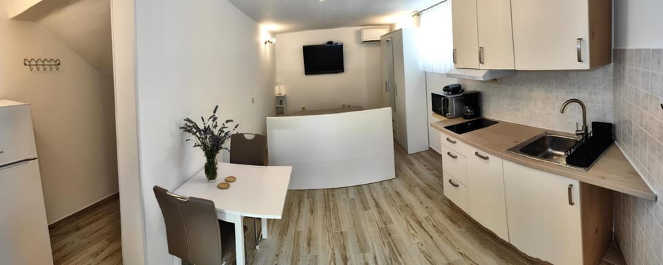 Bed, Dining area, kitchen