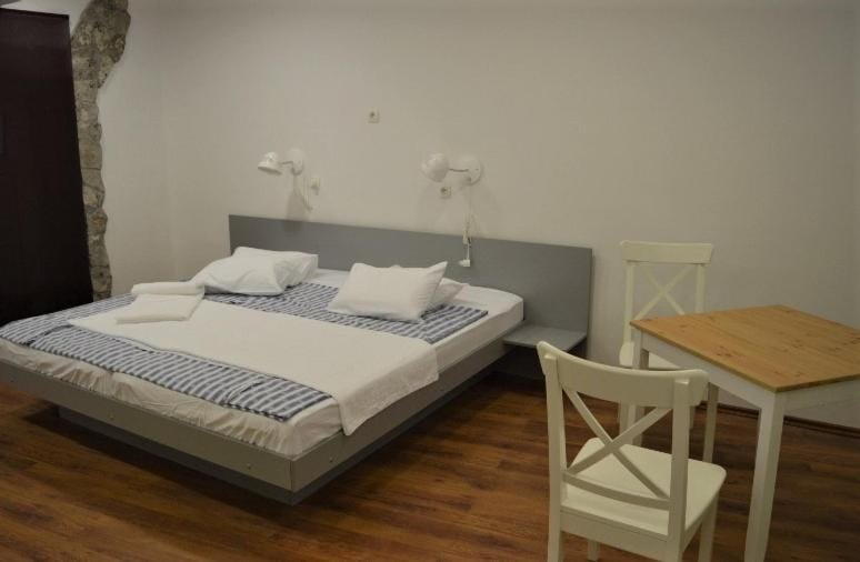 Bed, Seating area