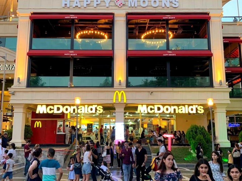 Restaurant/places to eat, Facade/entrance, People, Balcony/Terrace, City view, Street view, Location, group of guests