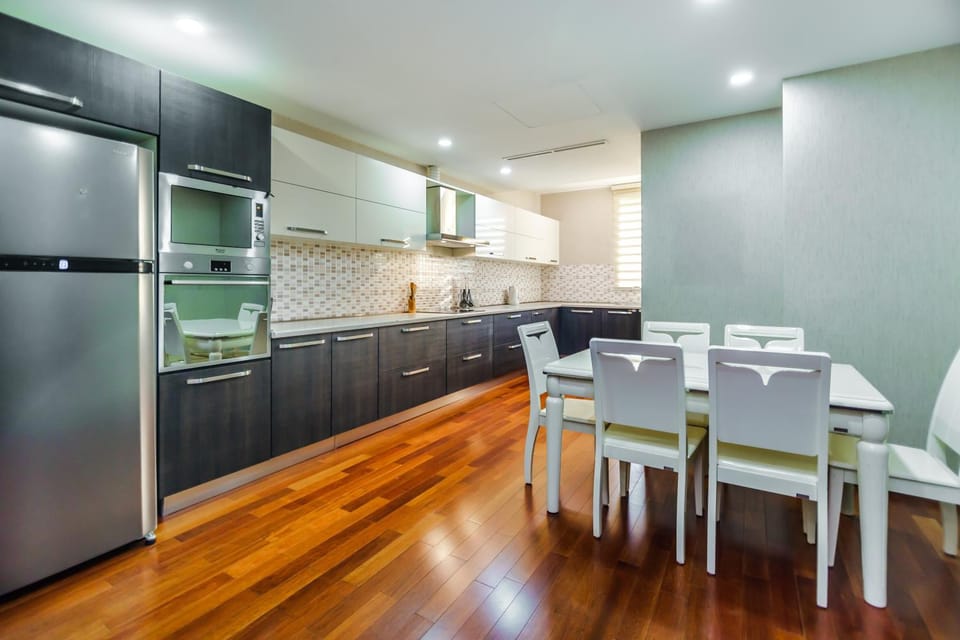 Kitchen or kitchenette, Dining area, dishwasher, minibar, oven, pet friendly, stove