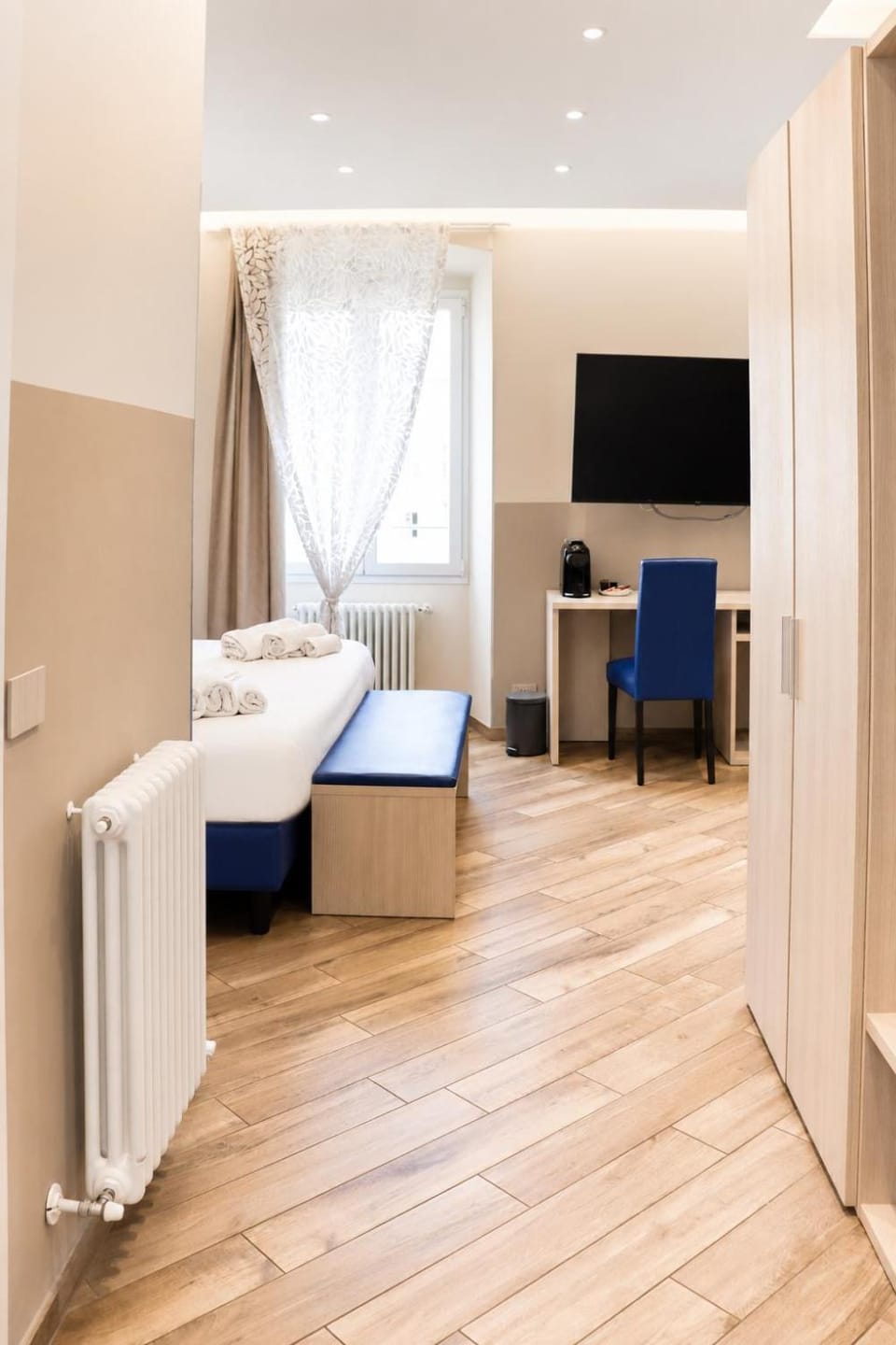 Bed, TV and multimedia, Photo of the whole room, wardrobe