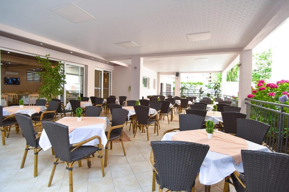 Hotel Suzana Budva Bed and Breakfast in Budva