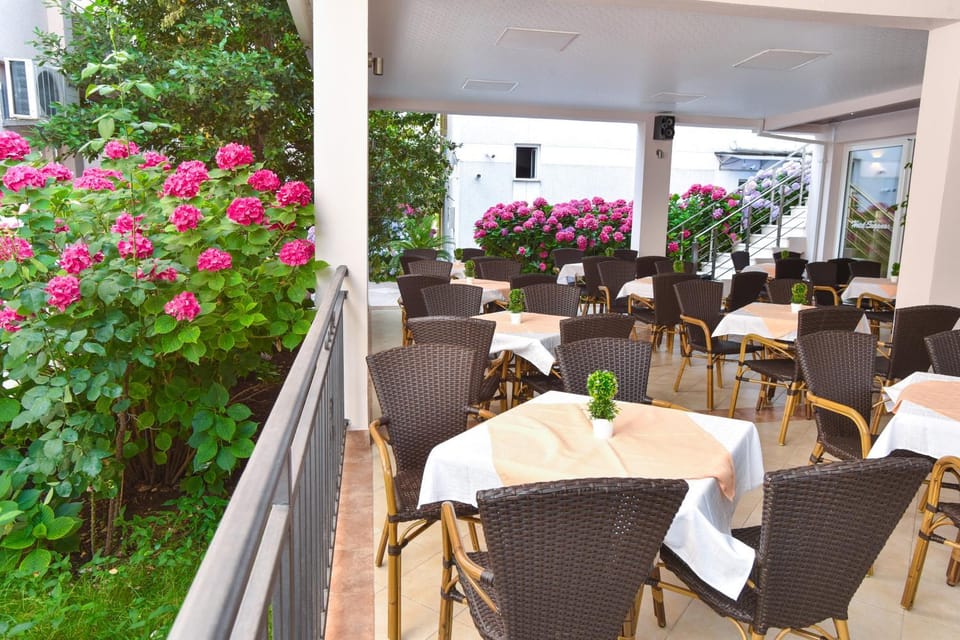 Hotel Suzana Budva Bed and Breakfast in Budva